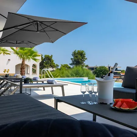 Taboo & - 42 M2 Pool & Wellness Villa Medulin